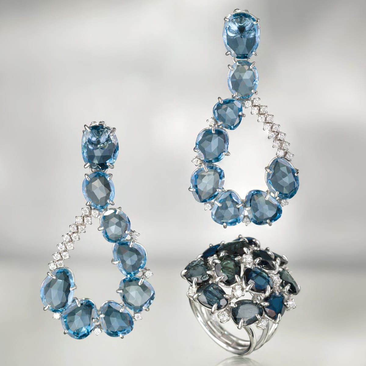 Un paio di orecchini e un anello con pietre blu