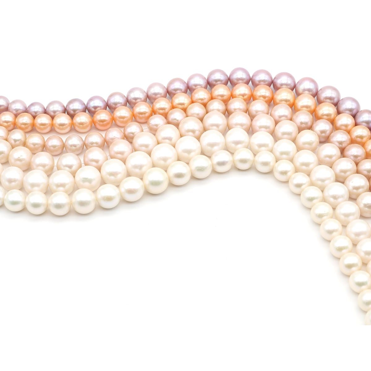 Una collana di perle rosa e bianche su una superficie bianca