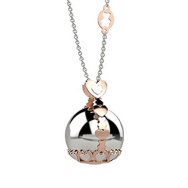 Una collana con un ciondolo a forma di palla su una catena.