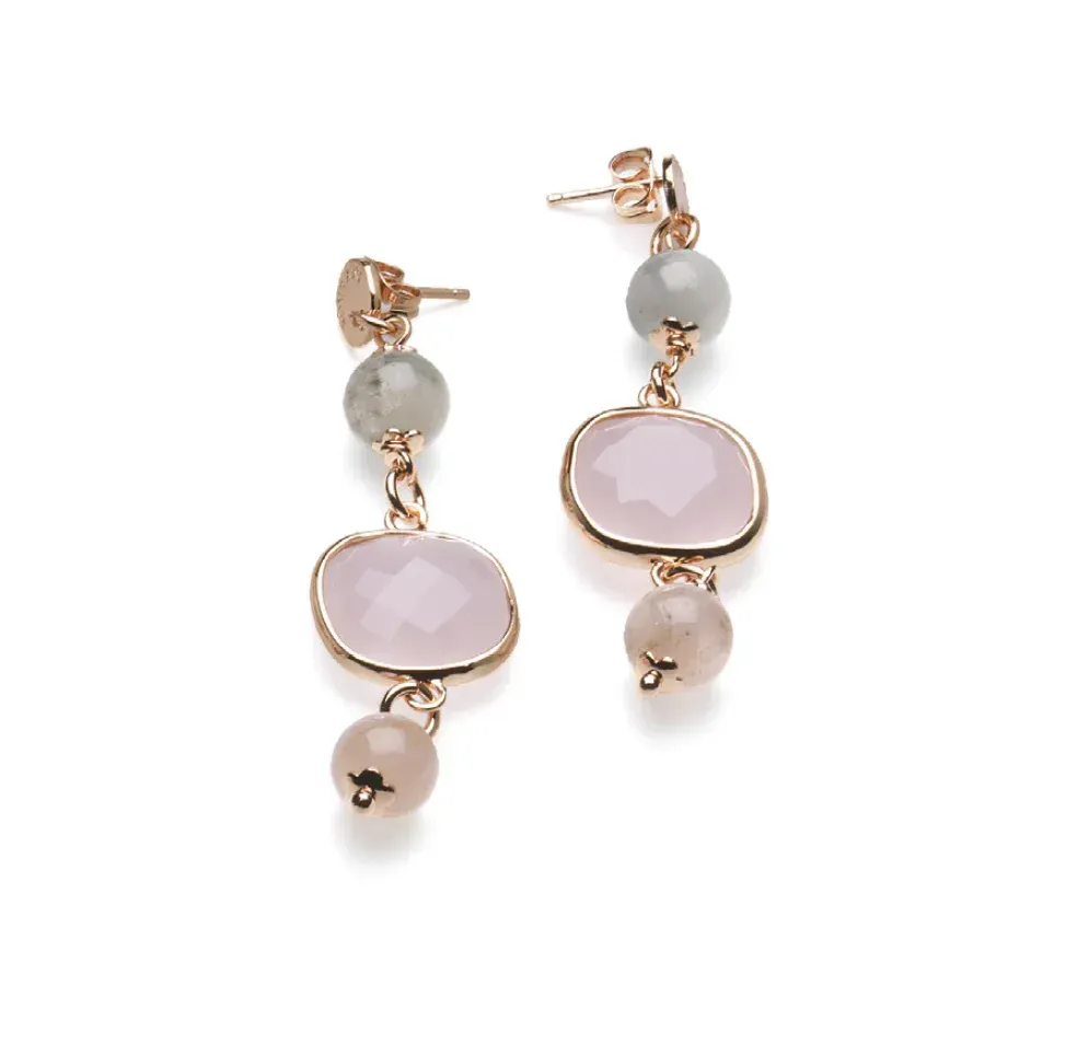 Un paio di orecchini con perline rosa e grigie su sfondo bianco