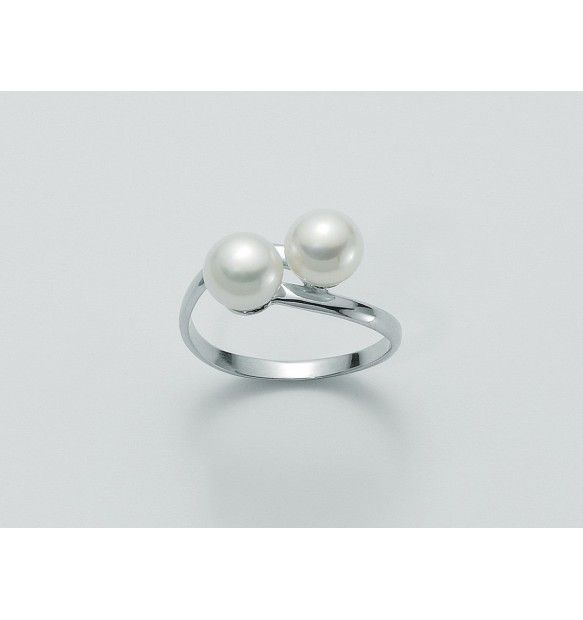 Un anello d'argento con due perle bianche
