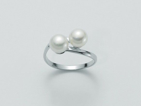 Un anello d'argento con due perle bianche
