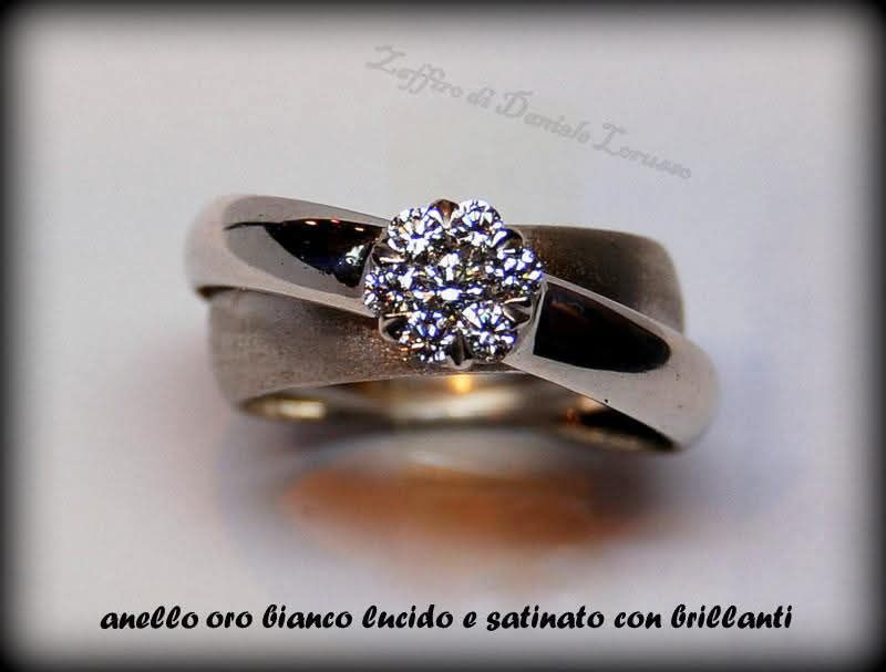 Anello in oro bianco con grappolo di diamanti, finitura lucida e satinata.