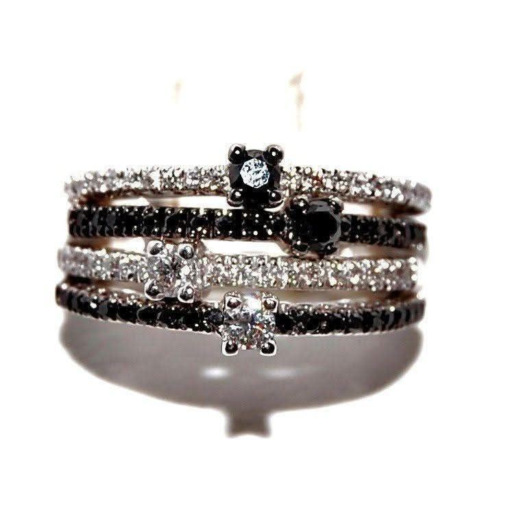 Anello multistrato con pietre preziose bianche e nere.