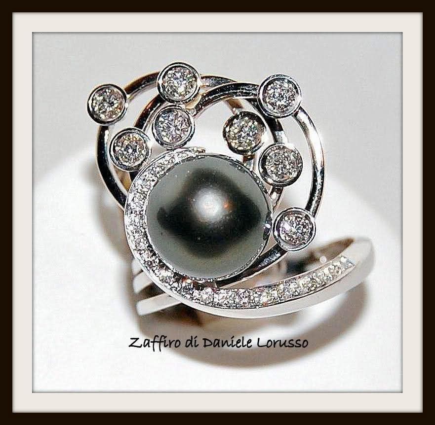 Anello con perla e accenti di diamanti vorticosi, una grande perla scura.