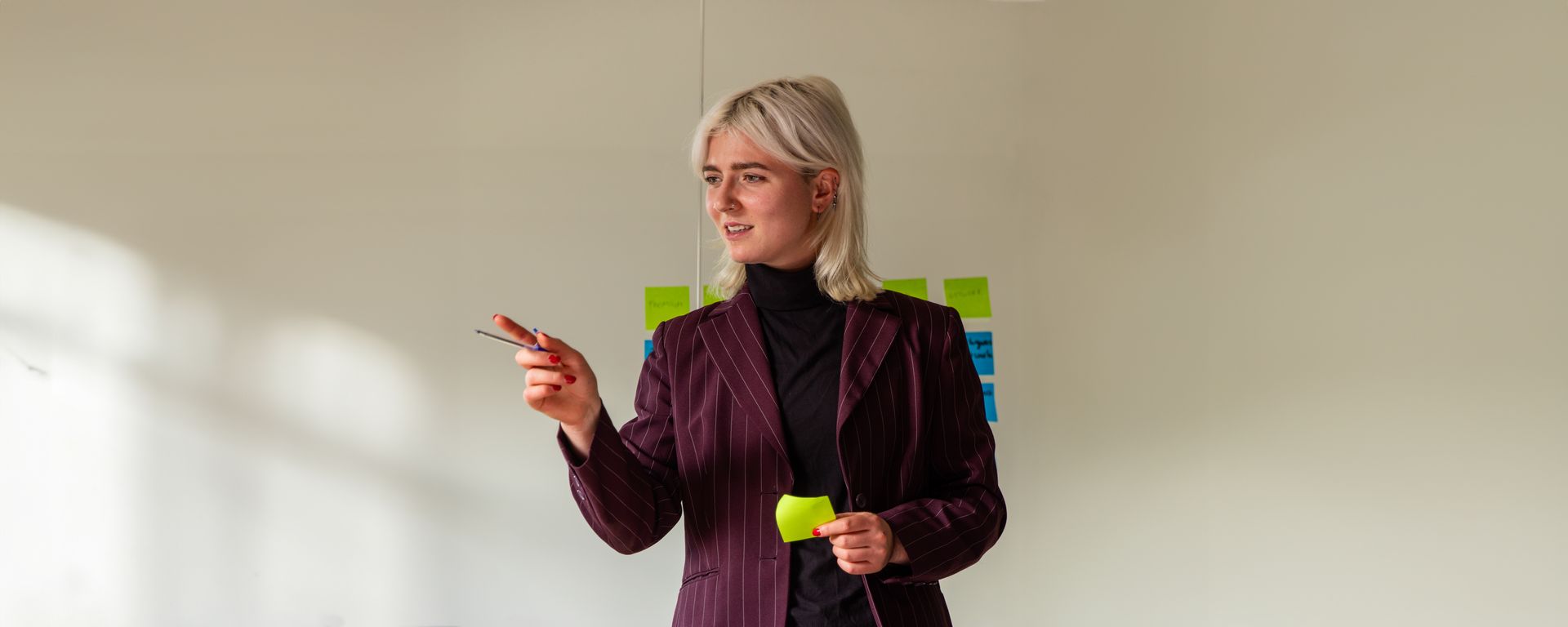 Een van onze trainers legt uit hoe ons RAS-framework werkt tijdens de training Analytische Vaardigheden.
