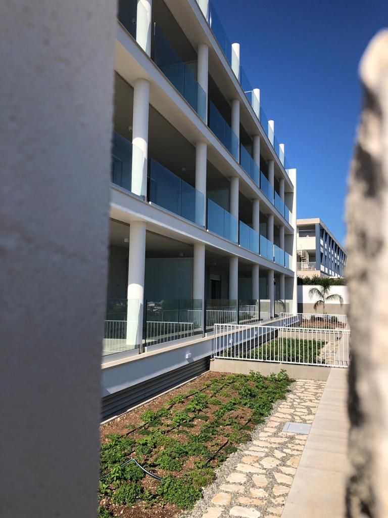 Un grande edificio con molte finestre e balconi