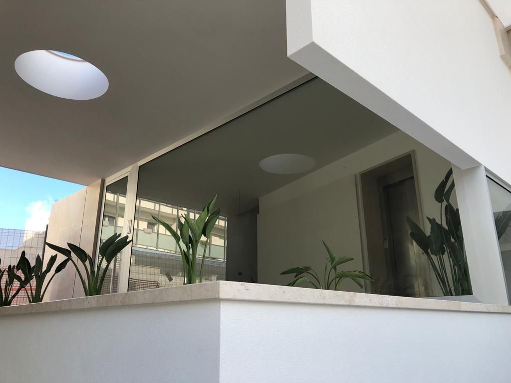 Un balcone con piante e una plafoniera