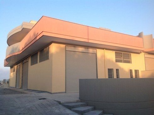 Un edificio con il tetto rosa e le scale che vi conducono