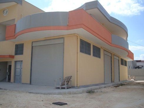 Un edificio con una persiana grigia sul lato