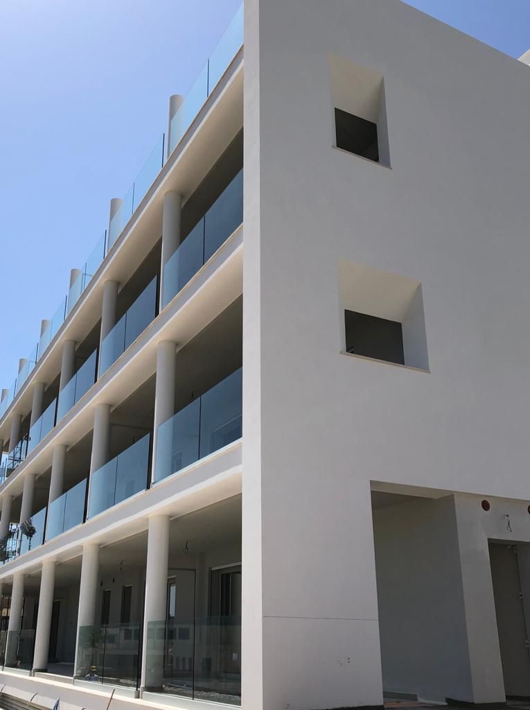 Un edificio bianco con molte finestre e balconi