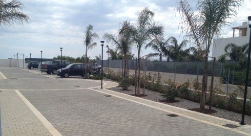 Un parcheggio con le auto parcheggiate a lato