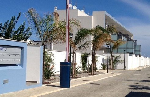 Un edificio con un cartello che dice metro