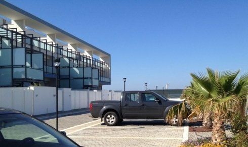 Un camion è parcheggiato in un parcheggio davanti a un edificio