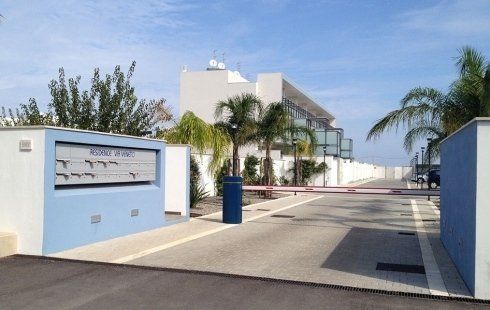 Un edificio con un cartello che dice