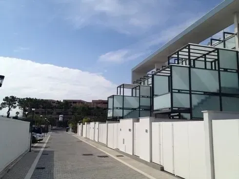 Un marciapiede che conduce ad un edificio con balconi e scale