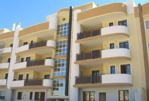 Un edificio con molti balconi e finestre