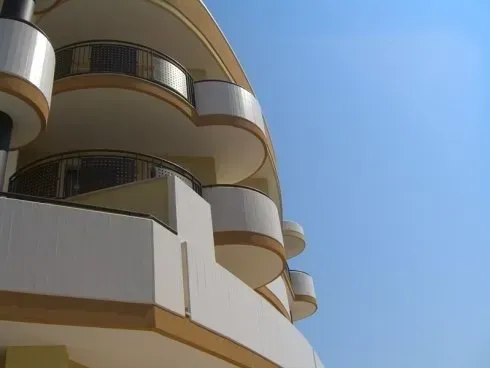 Un edificio con molti balconi contro un cielo azzurro