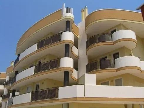 Un edificio con molti balconi