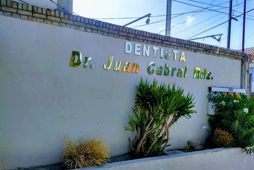 CLÍNICA DE ESTÉTICA DENTAL DR. JUAN CABRAL RODRÍGUEZ