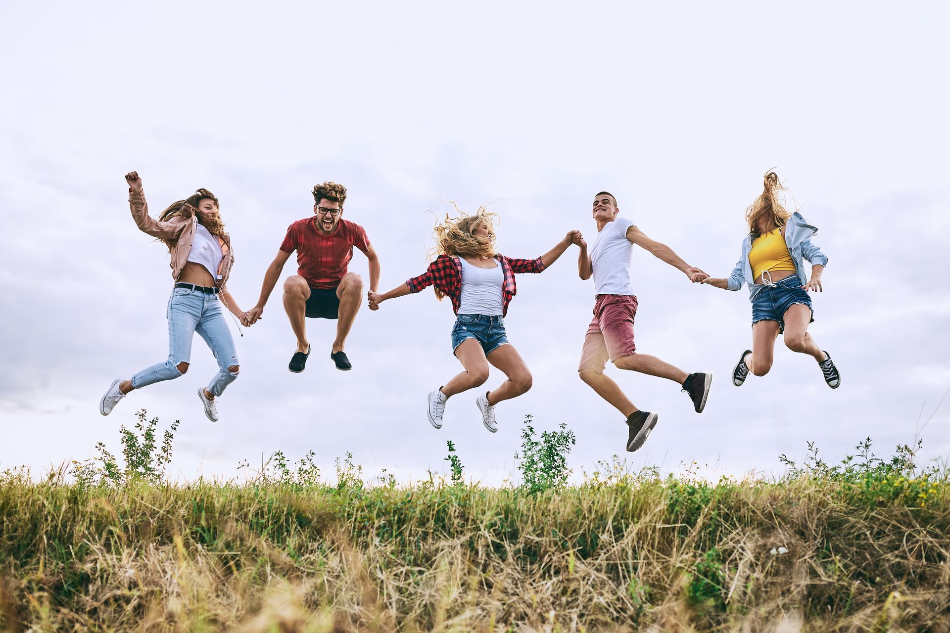 Gruppo di persone che saltano felici