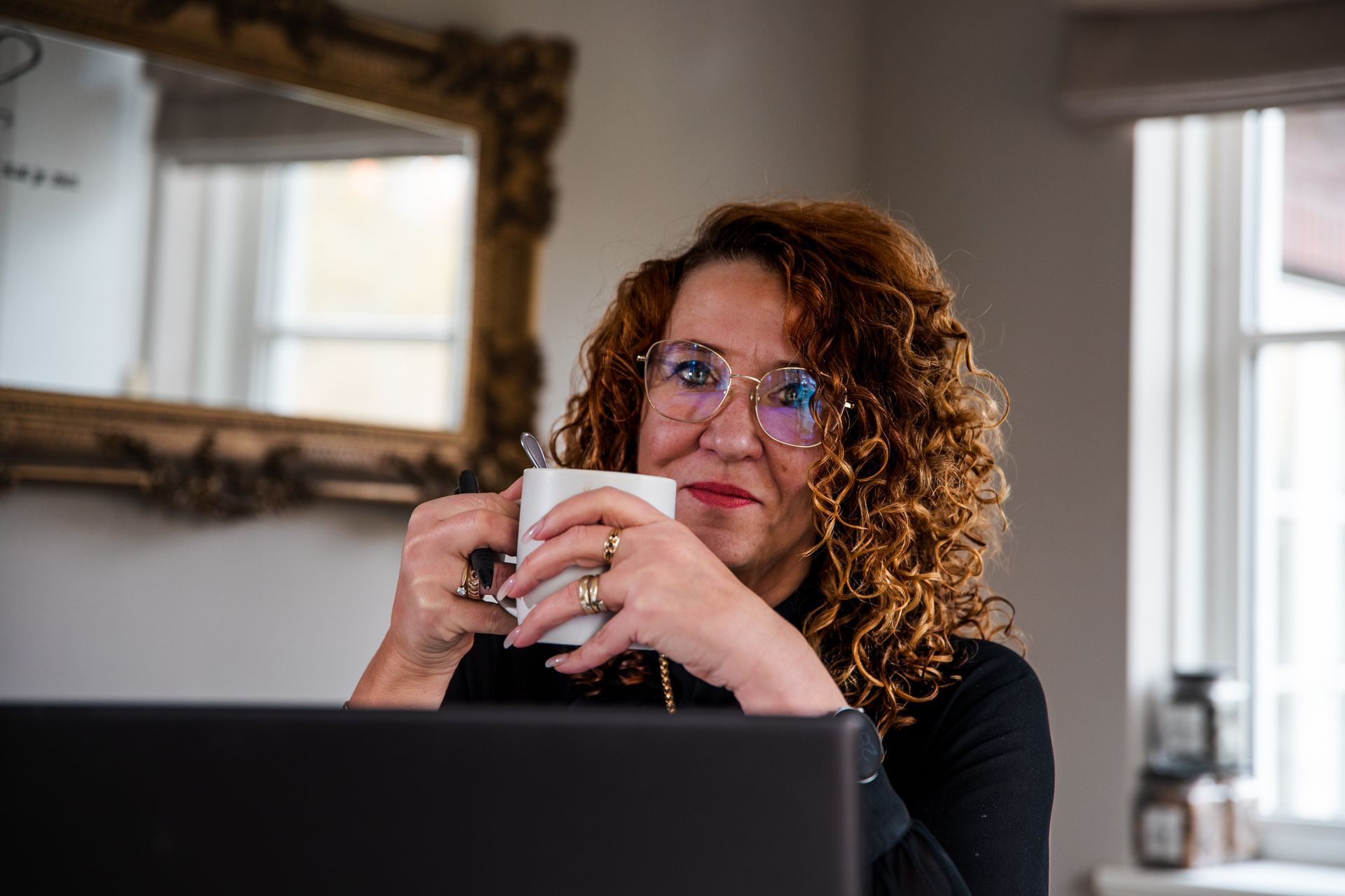 Anja Dekker zit aan tafel met kop koffie