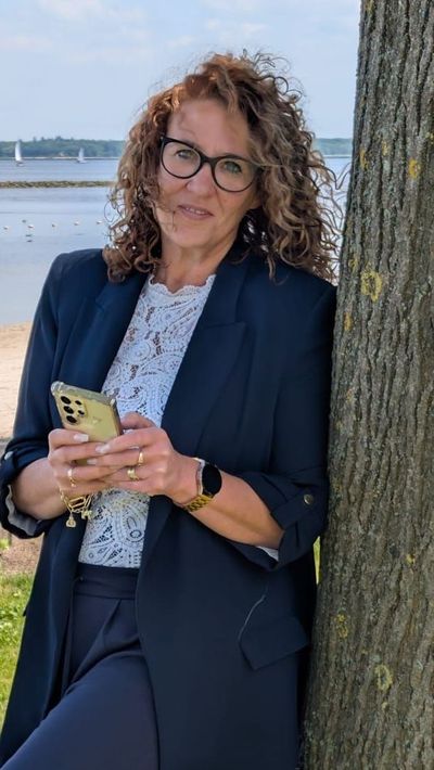 anja dekker coach die vrouwen voor en in de overgang helpt met een fitte levenstijl gericht op juiste voeding en mentale gezondheid