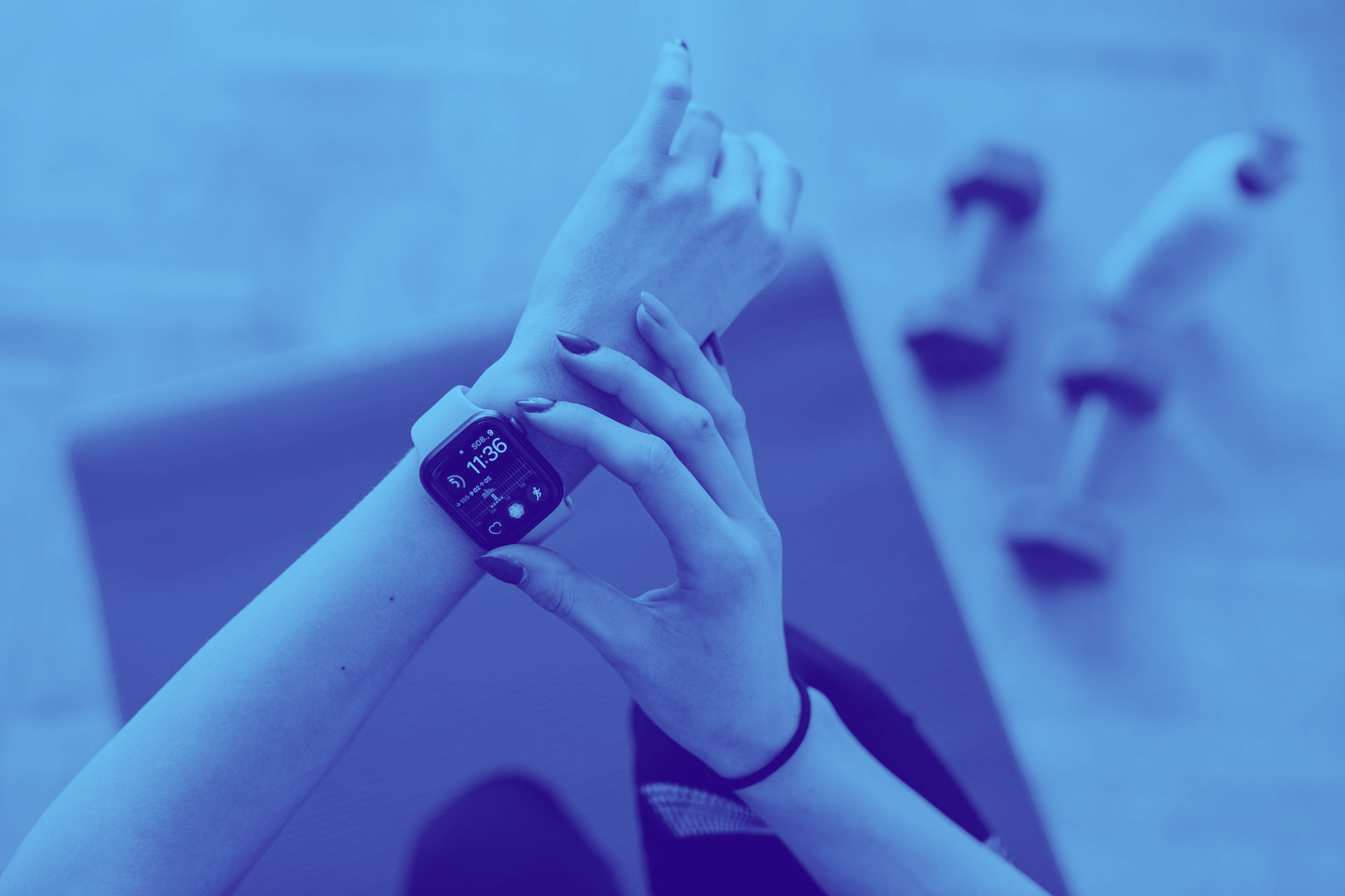 vrouw kijkt op smartwatch tijdens wandeling – balans en herstel