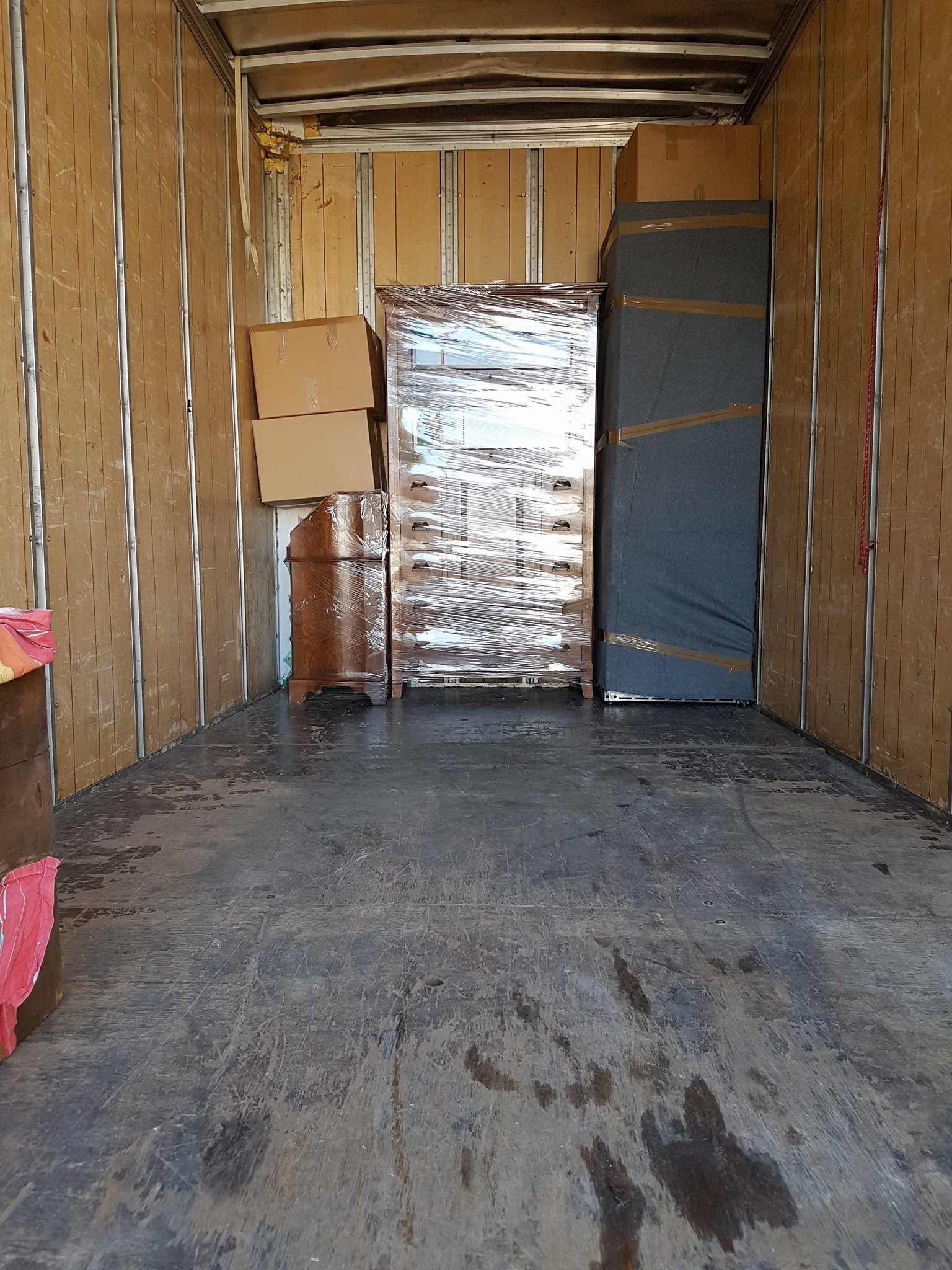 Camion carico di merce da traslocare