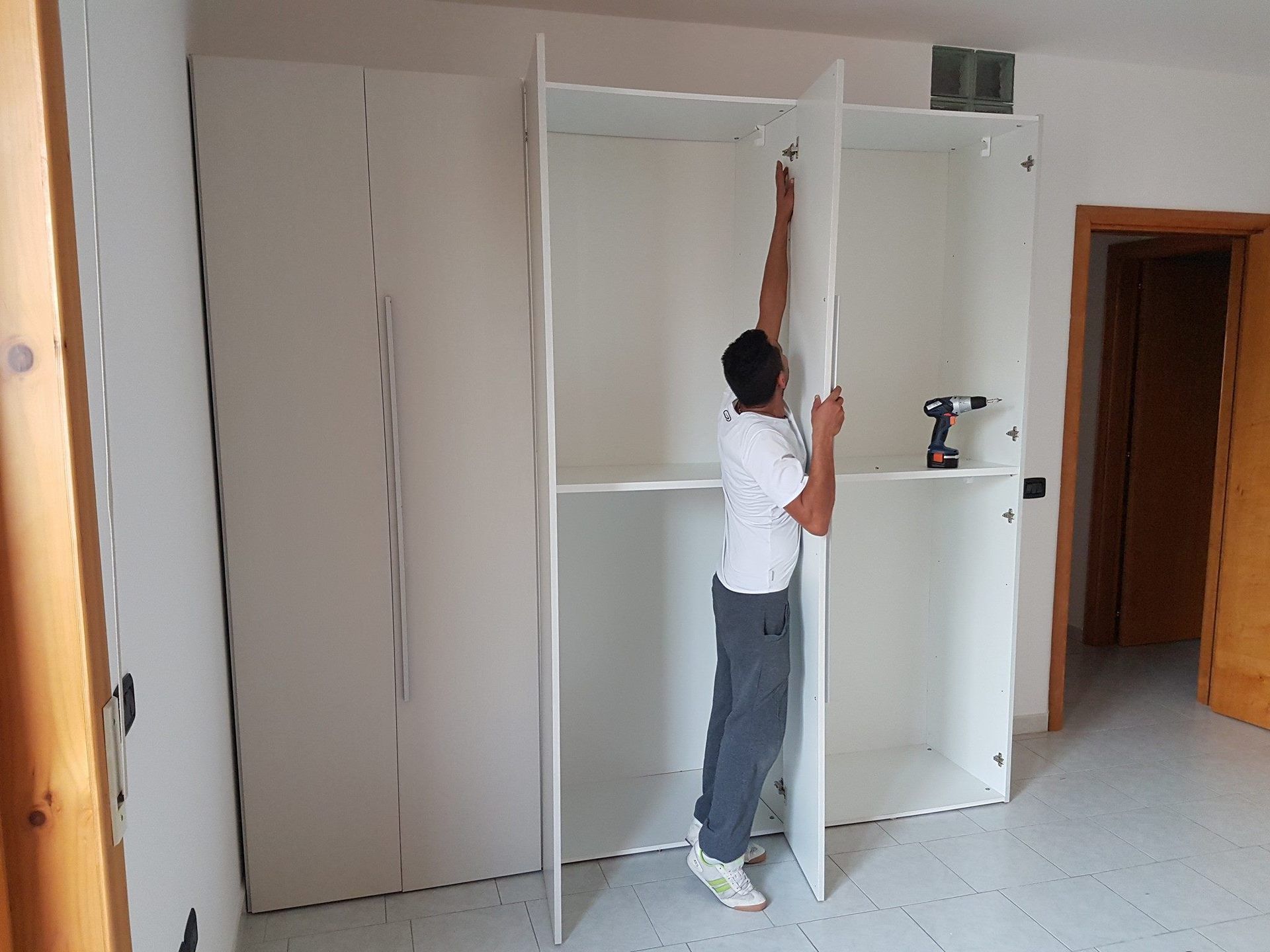 Montaggio di un armadio