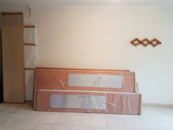 Assemblaggio di arredi dopo il trasloco