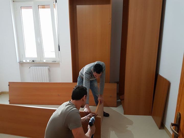 Montaggio di mobili per la camera da letto