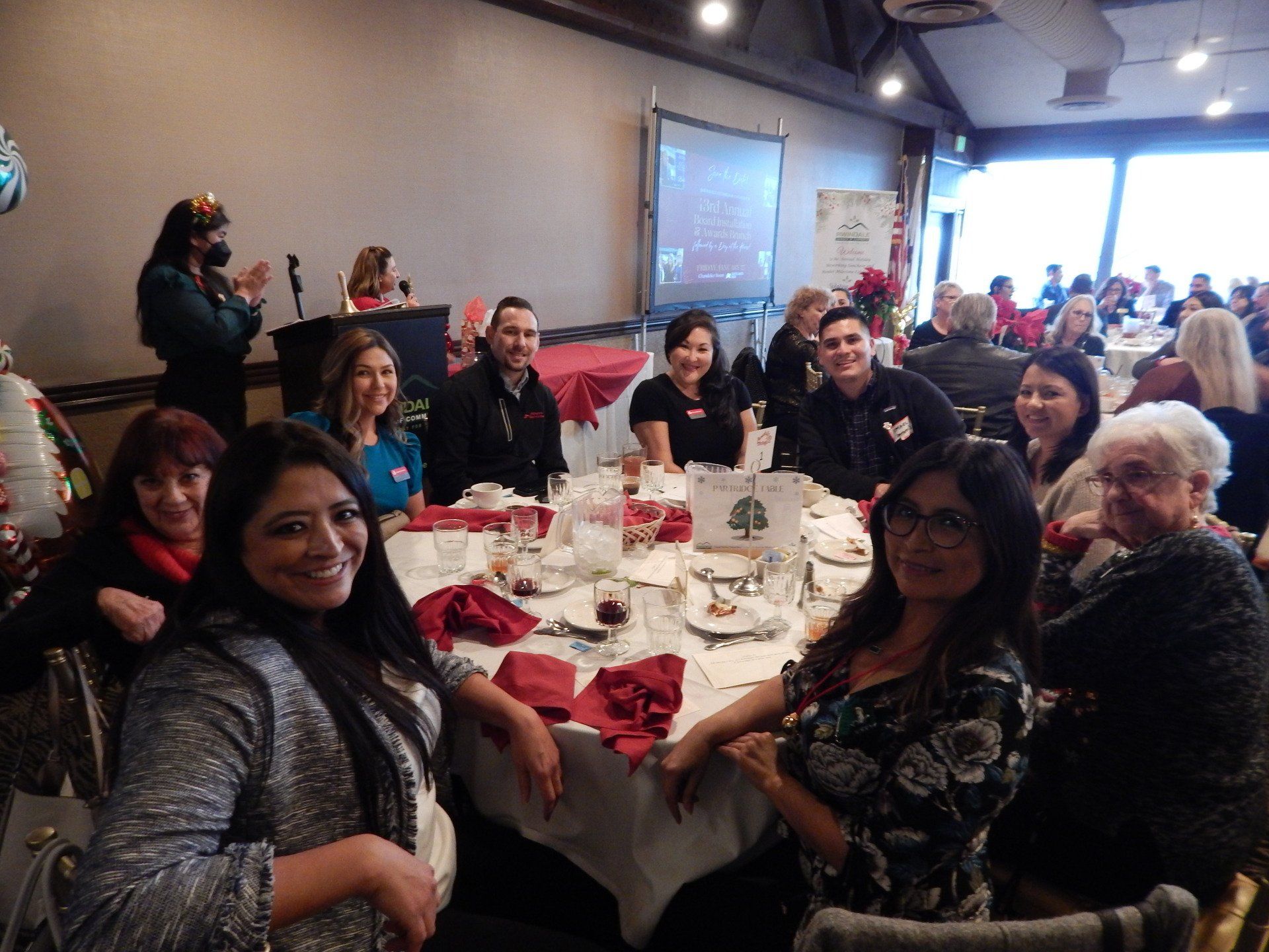 A group of people are sitting at a table in a restaurant.