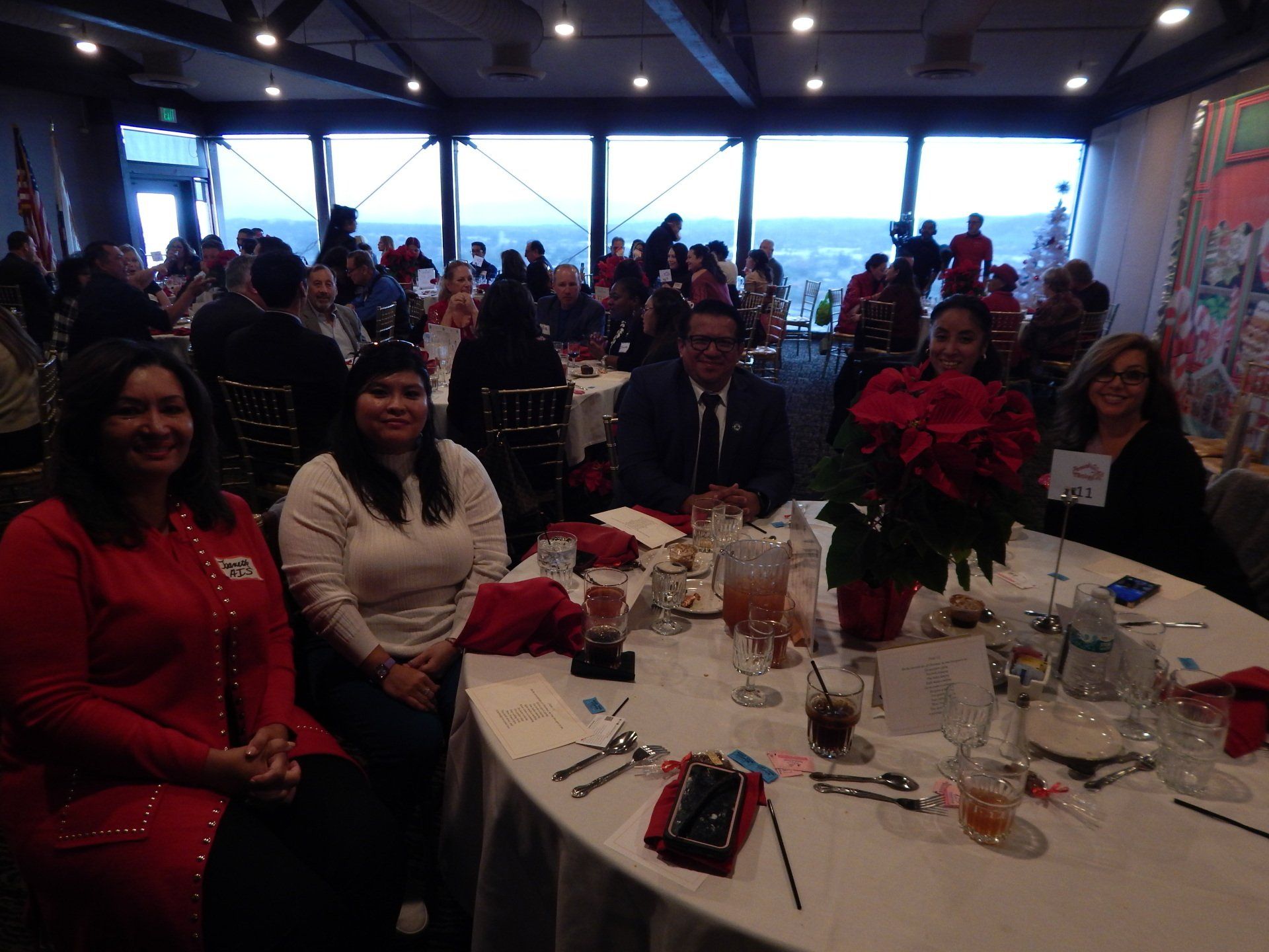A group of people are sitting at a table in a restaurant.