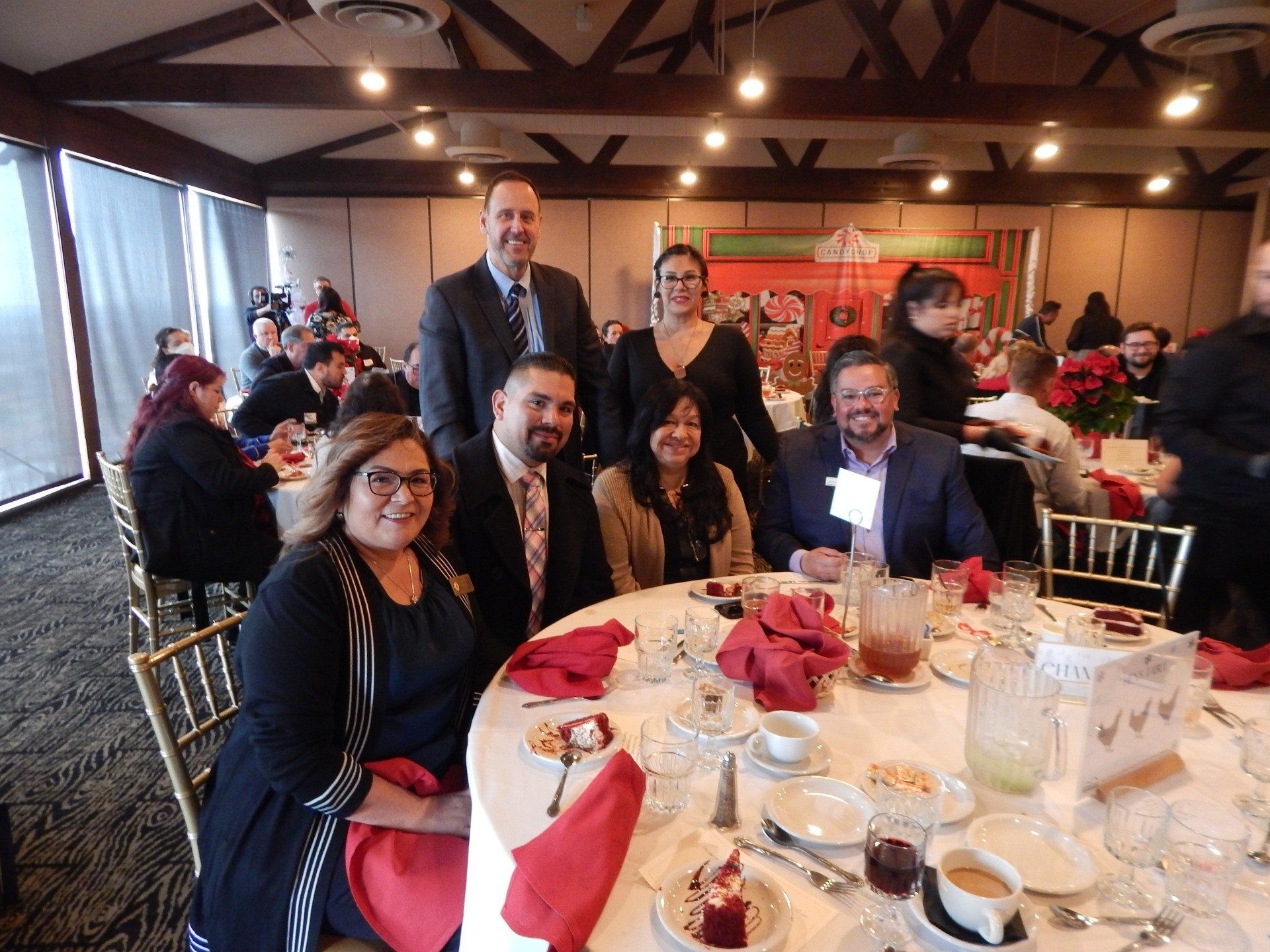 A group of people are sitting at a table in a restaurant.
