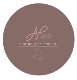 Ein Logo für Natasa Piljagic mit einem rosa Buchstaben „A“ auf weißem Hintergrund.