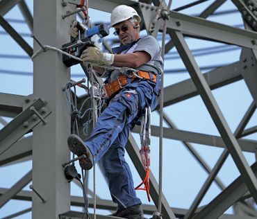 Man Using Fall Protection Equipment — Tulsa, OK — Industrial Splicing & Sling, LLC
