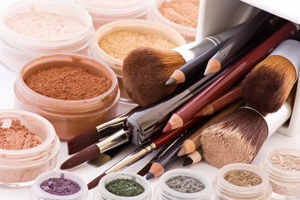 Ein Haufen Make-up-Pinsel und Tiegel mit Make-up auf einem Tisch