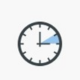 Eine Uhr mit einem blauen, nach rechts zeigenden Pfeil auf weißem Hintergrund.