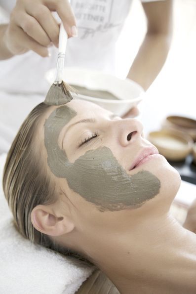Eine Frau bekommt in einem Spa eine Gesichtsbehandlung