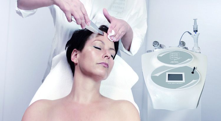 Eine Frau bekommt in einem Schönheitssalon eine Gesichtsbehandlung.