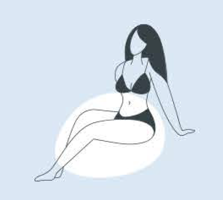 Eine Frau im Bikini sitzt auf einem Ball.