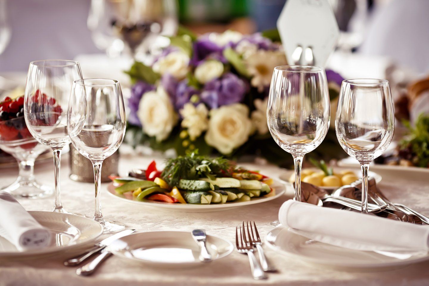 Elegante tavola apparecchiata con fiori a centrotavola