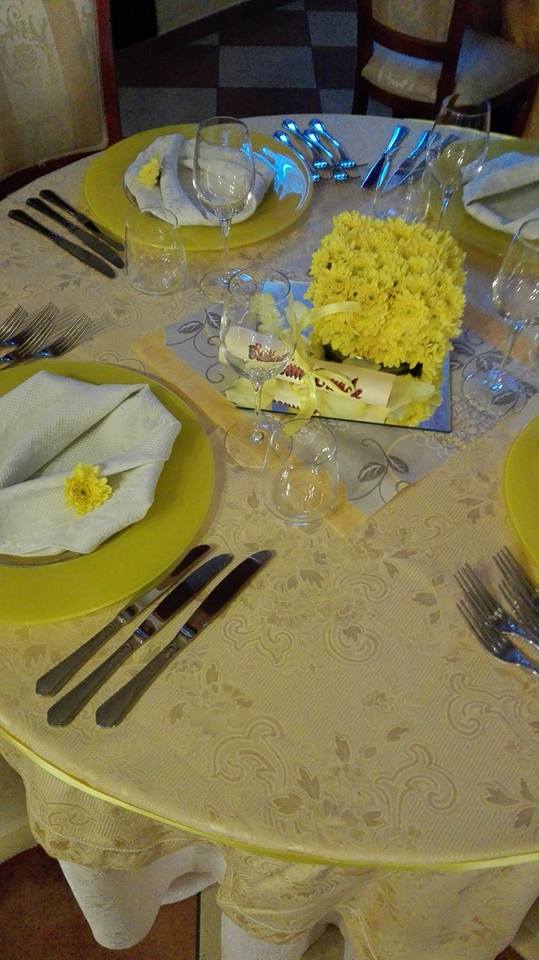 centrotavola e tovagliato gialli