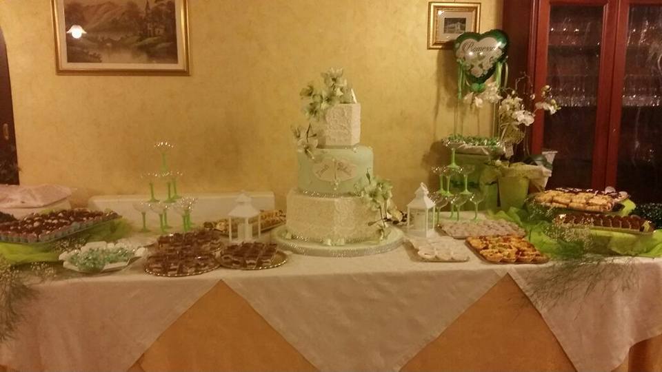 torta su tavolo con dolci