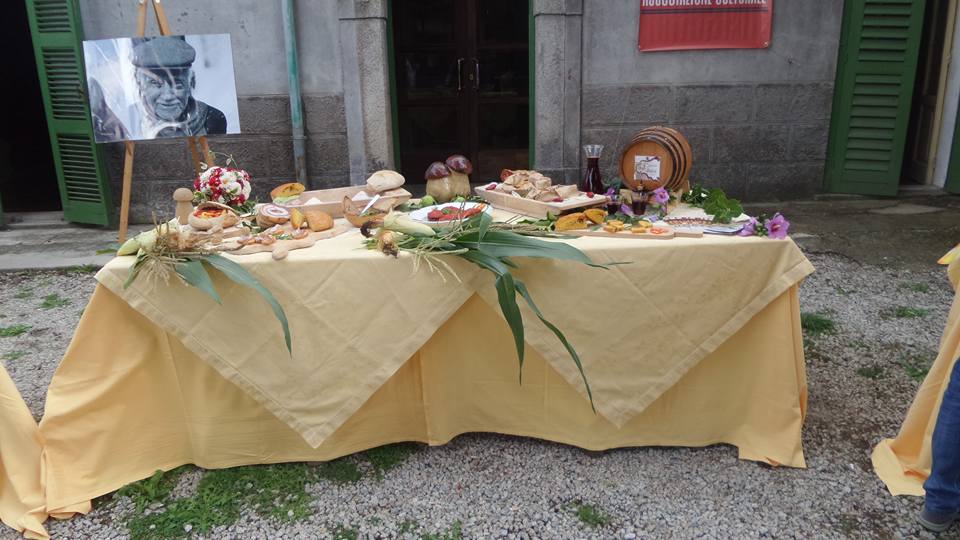 tavolo esterno con buffet