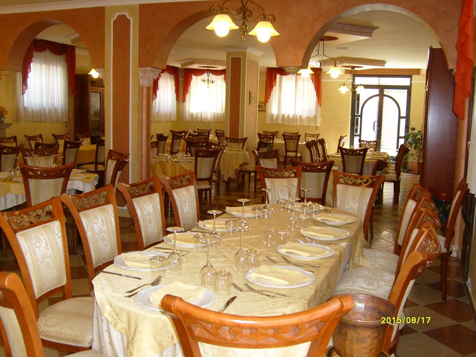 tavoli e sedie di un ristorante