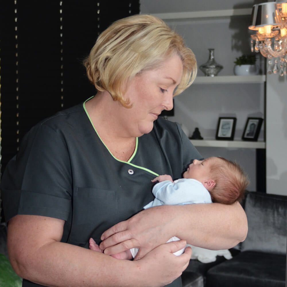 Een vrouw houdt een baby in haar armen