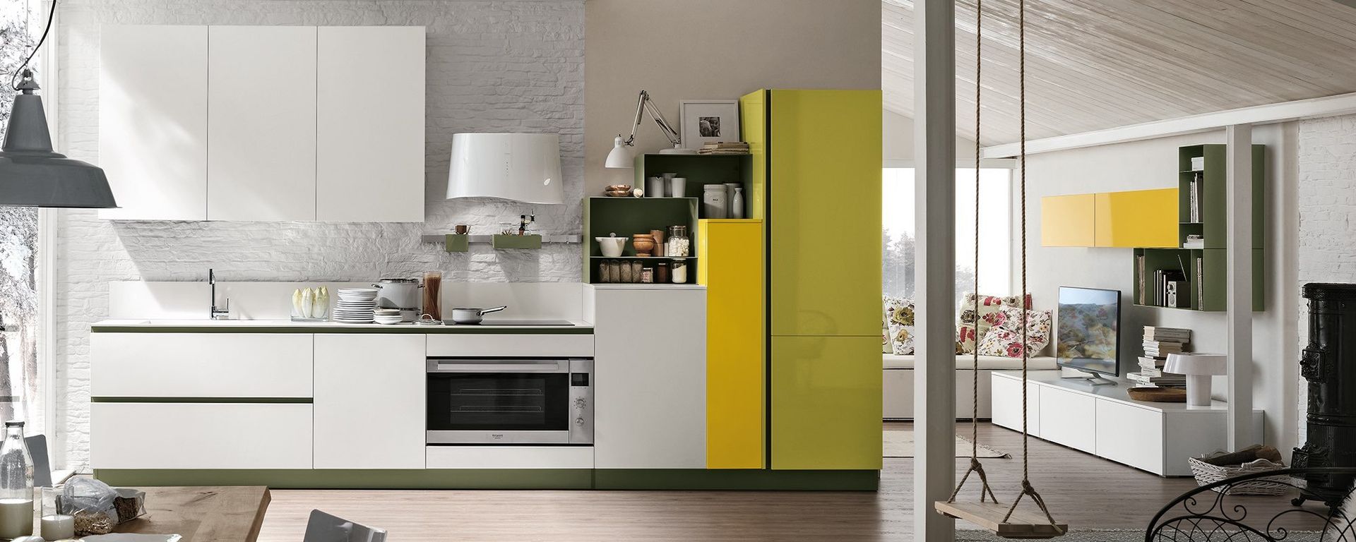 cucina malaga bianca con frigorifero giallo