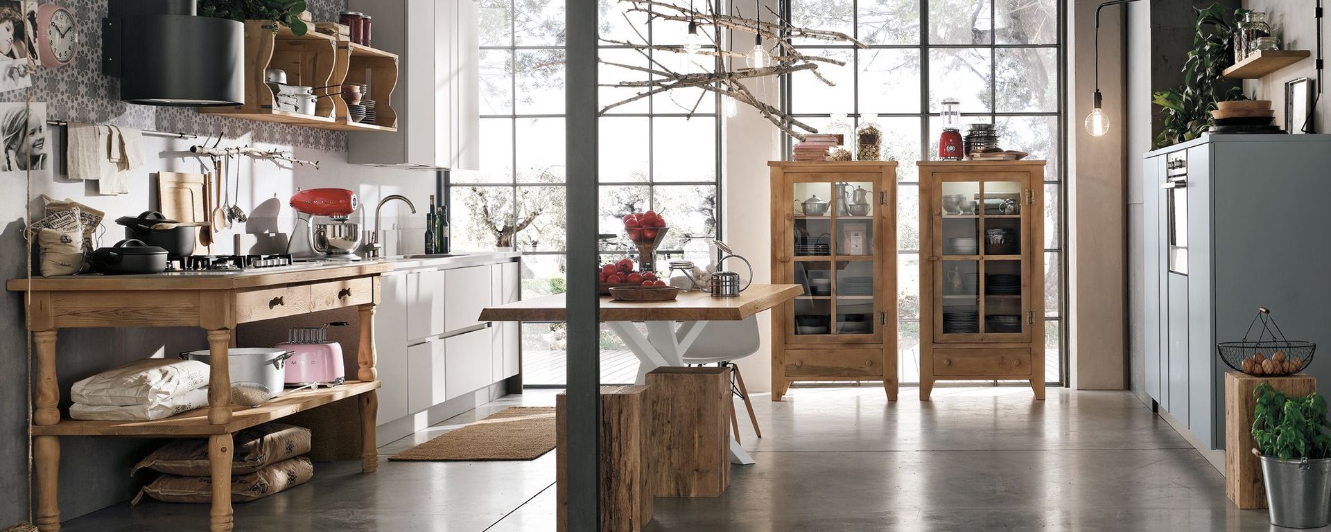 vista di una cucina creativa in stile di legno con due vetrine in legno -Maya
